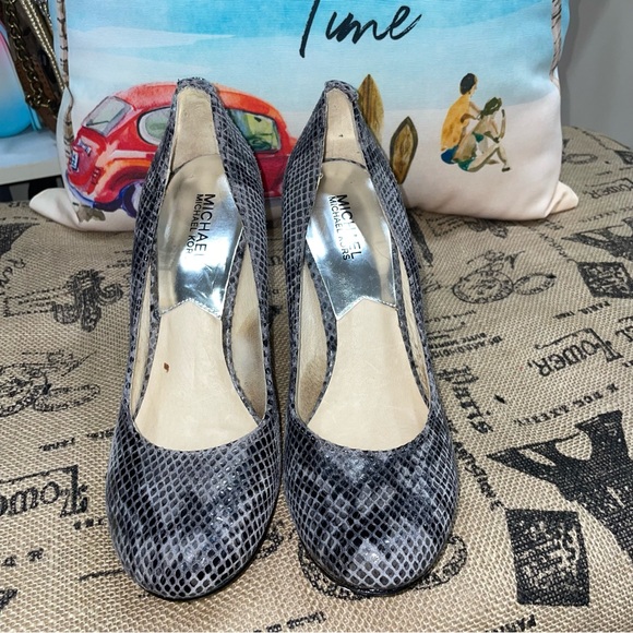 Michael Kors Grey Snakeskin Pattern Pump Size 8.5 Excellent Condition - Picture 3 of 10